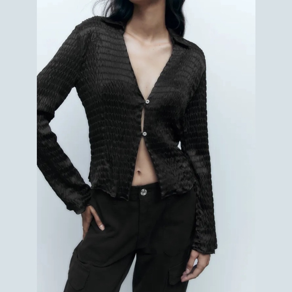 Zara satin textured effect Lapel collar shirt V-neck long sleeves. Front button - Picture 3 of 10